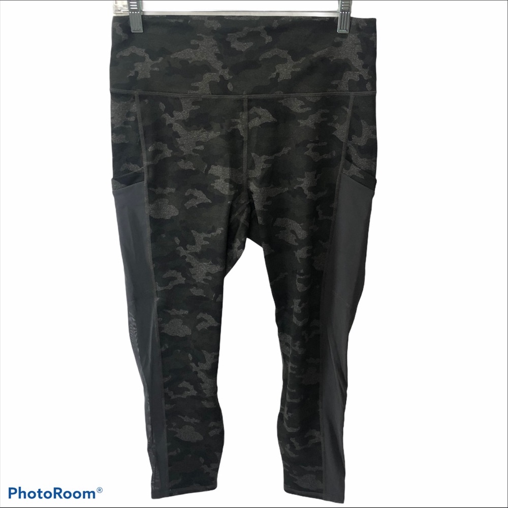 Fabletics Powerhold Camo Crop Leggings size large